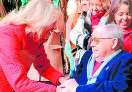 Bild des letzten öffentlichen Auftritts von Leonardo Llorente bei der Ehrung seiner Frau Marina Torres.