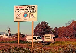 pArraijanalVerbotsschilder ohne Wirkung: neben dem Hotel Sol Guadalmar.