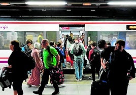 Benutzer des Nahverkehrszugs an der Costa del Sol.