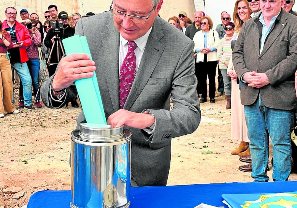 Provinzchef Francisco Salado bei der Grundsteinlegung.