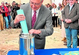 Provinzchef Francisco Salado bei der Grundsteinlegung.
