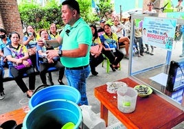 Bürgermeister Carlito Cernal erklärt das Anti-Mosquito-Programm.