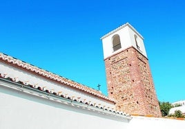 Glockenturm. Das Minarett von Corumbela ist in die Kirche von San Pedro integriert.