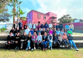 Azubis der Feda auf Teneriffa vor der Schule in El Sauzal.
