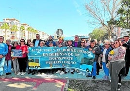Anwohner der beiden Gemeinden am letzten Donnerstag am Busbahnhof von Torre del Mar.