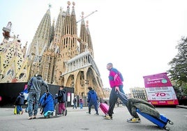 Touristen vor der Sagrada Familia in Barcelona.