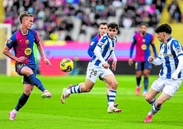 Barças Dani Olmo (l.) im Spiel gegen San Sebastián.