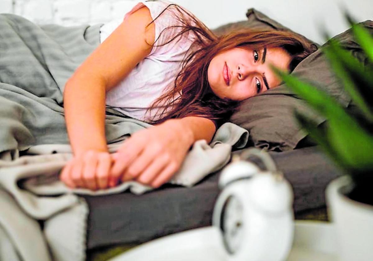 Eine Frau kann nicht einschlafen.