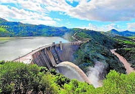 Das Staubecken Casasola hatte 115 Prozent seiner Kapazität erreicht und lässt seit einigen Tagen Wasser ab.