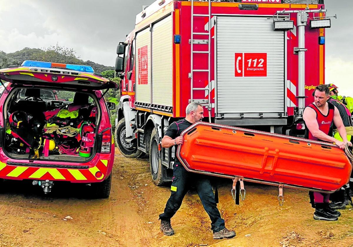Rettungskräfte bergen den Leichnam der Frau.