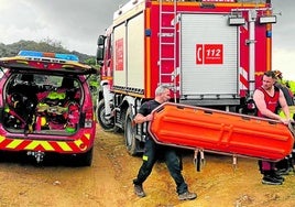 Rettungskräfte bergen den Leichnam der Frau.
