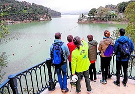 Besucher am Stausee Conde de Guadalhorce, der sich seiner maximalen Auslastung nähert.