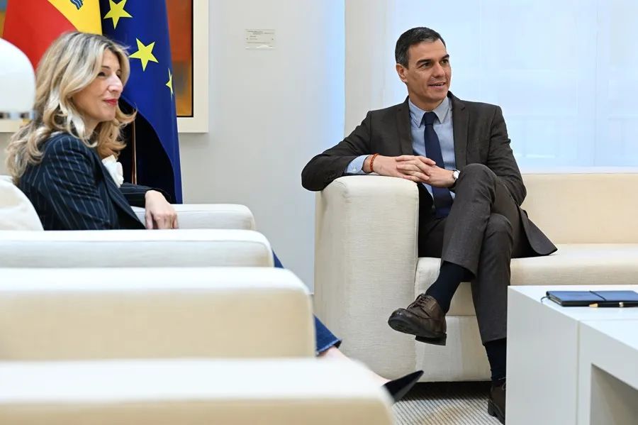 Regierungschef Pedro Sänchez mit Vizepräsidentin Yolanda Díaz bei Ihrem Gespräch am Dienstag.
