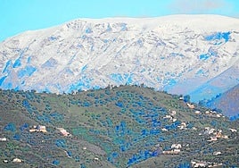 Blick von Nerja aus auf den schneebedeckten Gipfel La Maroma.