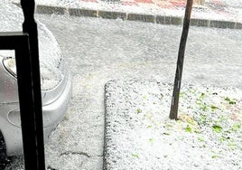 Der Graupel überdeckte Straßen und Fahrzeuge.