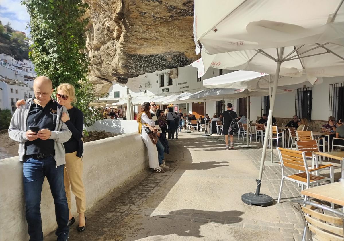 Weißes Dorf mit in Felsen gebauten Häusern