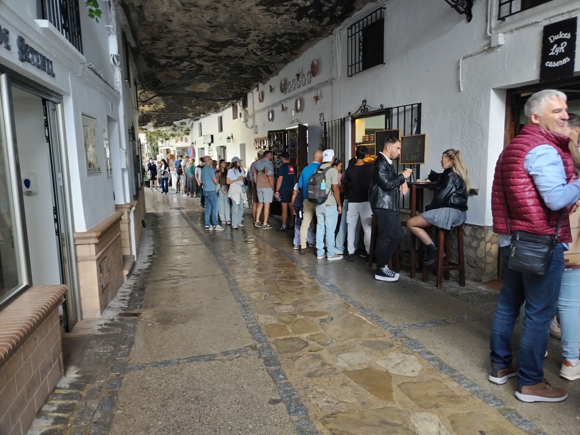 Die Calle Cuevas de la Sombra ist auf einem Abschnitt von einem großen Felsen überdacht.