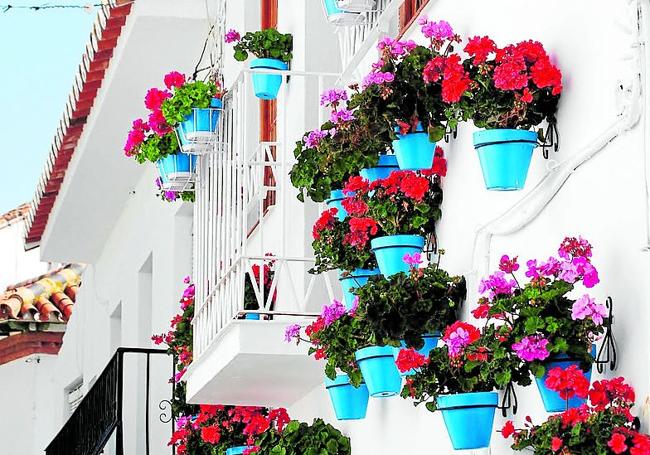 Zahlreiche Häuser in Benalmádena Pueblo sind mit Blumen geschmückt.
