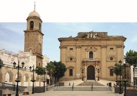Die Plaza Mayor mit der Kurche San Juan Bautista und der Torre del Rejoj.
