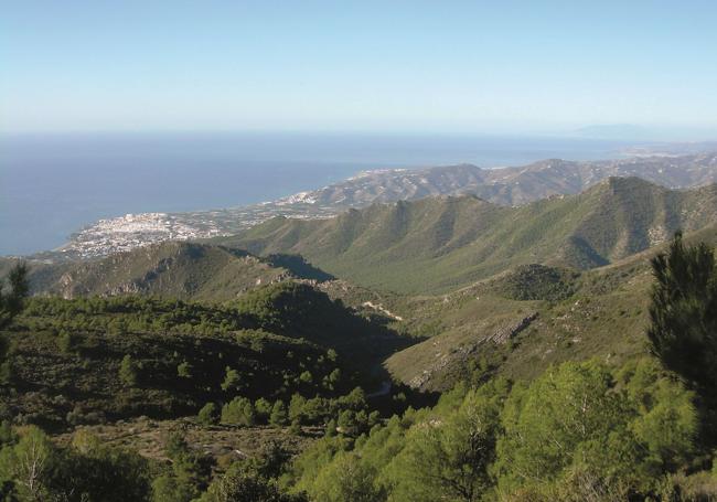 Schon nach rund einer Stunde sieht man die Stadt Nerja ganz klein in weiter Ferne.