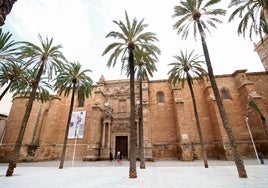 Die Fassade der Kathedrale von Almería hat eine beeindruckene Fassade.