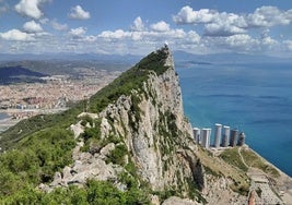 Vom Felsen sieht man zahlreiche Küstenorte der Costa del Sol.