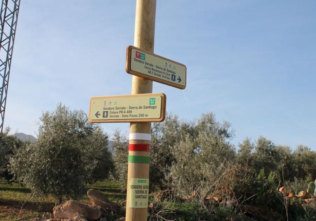 Mehrere Wanderwege beginnen in Serrato.