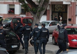 Die Polizei sucht nach dem Verdächtigen.