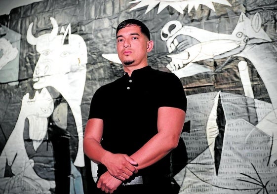 Julio Anaya vor einem der Werke der Ausstellung.