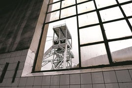 Turm des Schachtes Calderón in der Ortschaft Orallo de Laciana, aufgenommen aus einem Fenster der gänzlich stillgelegten Anlagen.