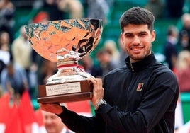 Carlos Alcaraz mit dem Siegerpokal.