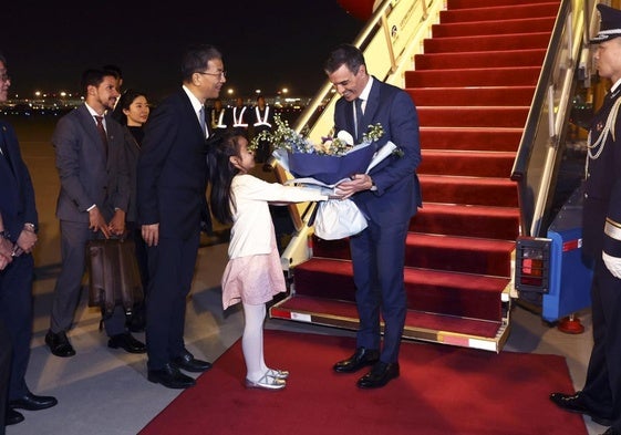 Pedro Sánchez (r.) bei seiner Ankunft in Peking am vorigen Donnerstag.
