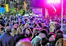 Nächtliches Ambiente. Randvolle Parkhäuser und Straßen an den großen Tagen der Semana Santa.