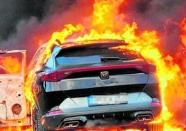 Das für den Mord benutzte Auto in Flammen.
