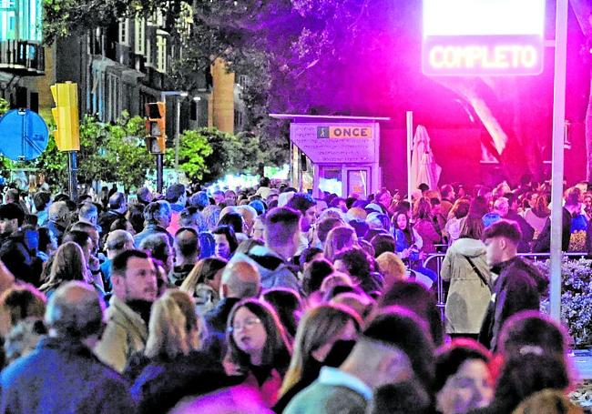Randvolle Parkhäuer und Straßen an den großen Tagen der Semana Santa.