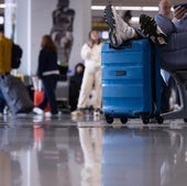 Touristen am Flughafen von Malaga.