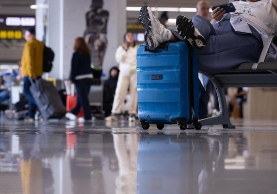 Touristen am Flughafen von Malaga.