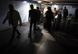 Passagiere der U-Bahn von Madrid beim Verlassen der Installationen.