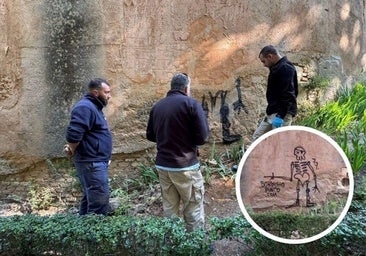 Arbeiter der Alhambra y el Generalife bei der Beseitigung der Graffiti.