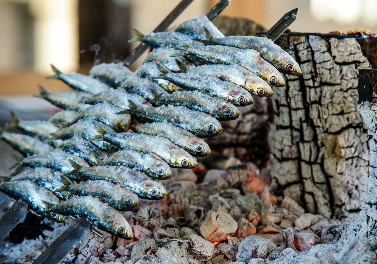 Gegrillte Sardinenspieße: hier werden sie am besten in der Provinz Málaga zubereitet