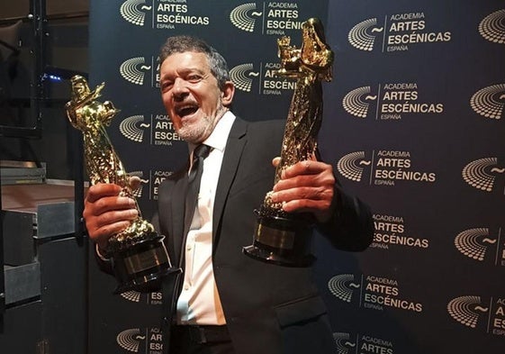 Antonio Banderas posiert mit zwei der vier Preise, die er für das Musical «Gypsy» gewonnen hat, während der Talía-Preisverleihungsgala am Montag in Madrid.