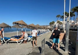 Duschen am Strand El Chucho in Nerja.