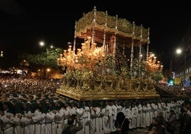 Die Virgen de la Esperanza bei der Prozession am Gründonnerstag in Málaga.