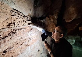 Pedro Cantalejo zeigt die Muschelgrube in der Cueva del Tesoro.