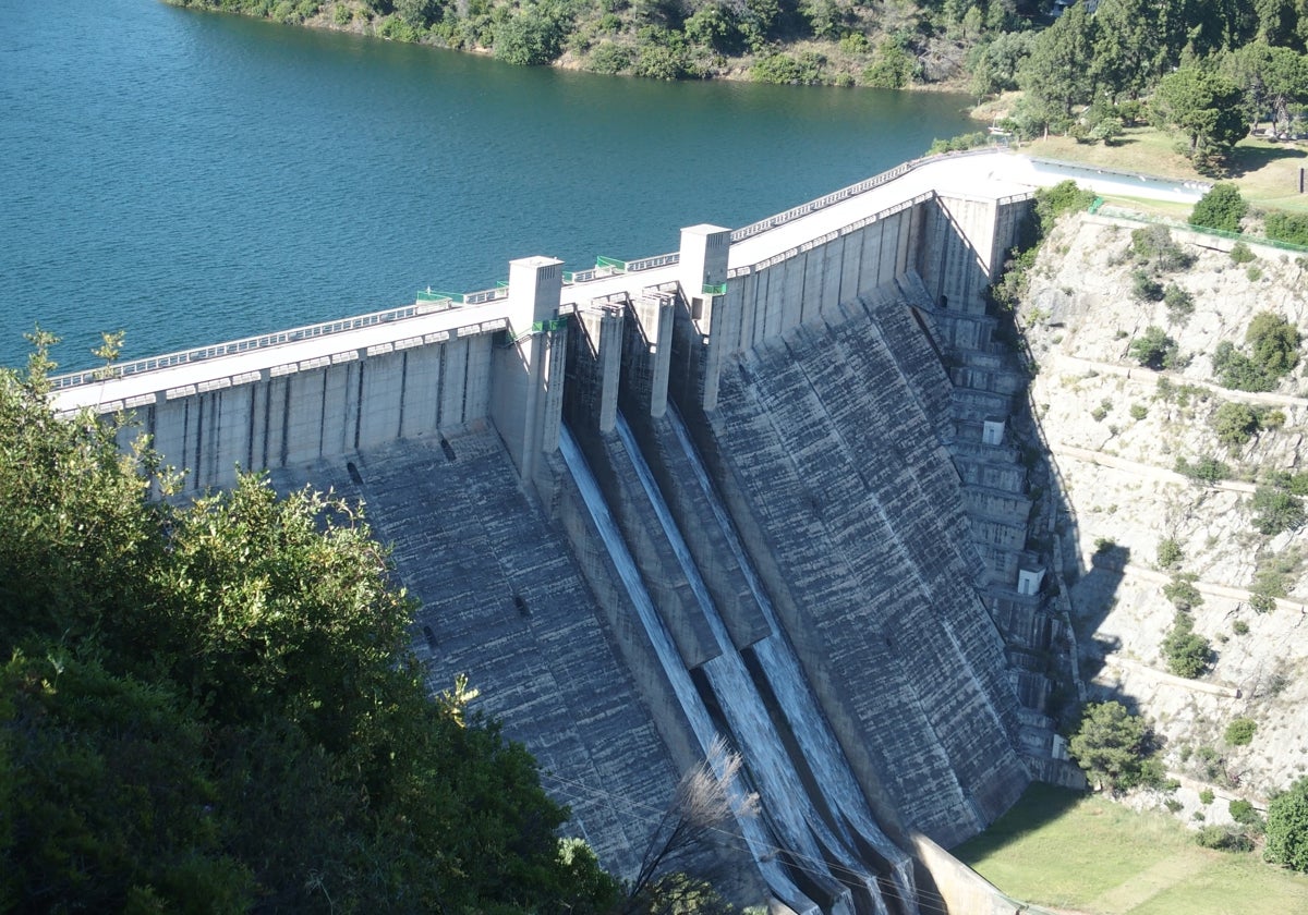 Der Stausee lässt das Wasser über die sogenannte Hochwasserentlastung ab.