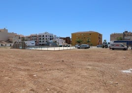 Grundstück, das in Torrox Costa als Parkplatz eingerichtet wurde.