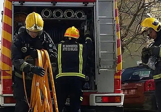 Die Feuerwehr bei ihrem Einsatz.