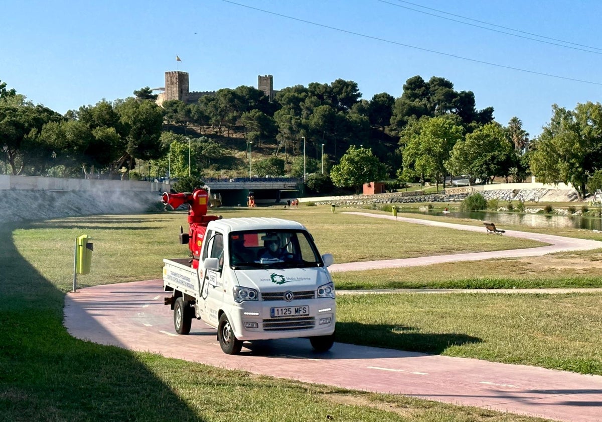 Ein Sprühwagen soll den Mücken in Fuengirola den Garaus zu machen