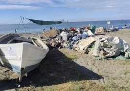 Ein Boot und abgelagerter Mül auf dem Trockendock.