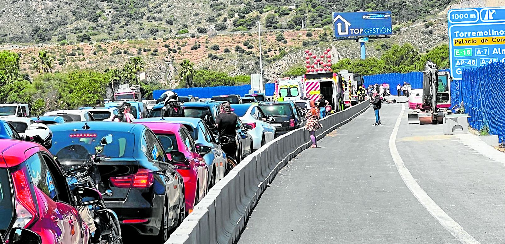 Komplizierter Sonntag auf den Straßen Málagas wegen eines umgestürzten Lastwagens und einer Mehrfachkollision